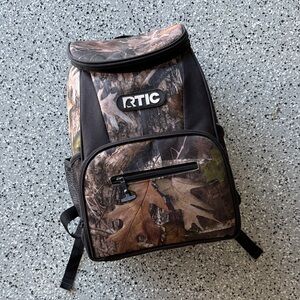 RTIC Day Cooler 15 Can Backpack Camo
